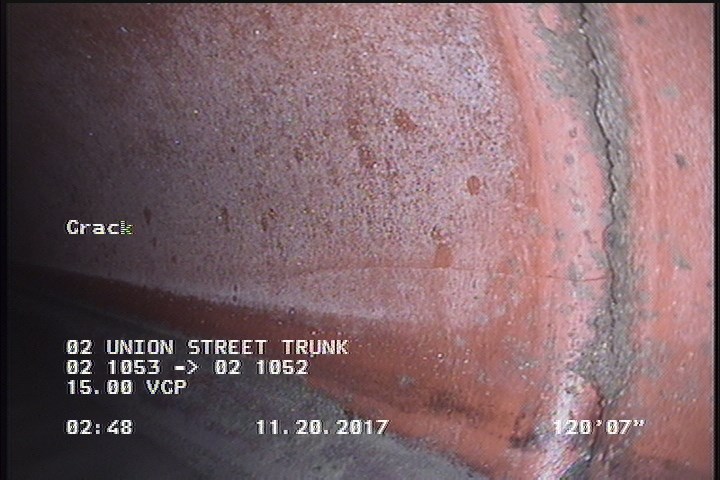 Crack Longitudinal, at 04 o'clock, within 8 inches of joint: YES