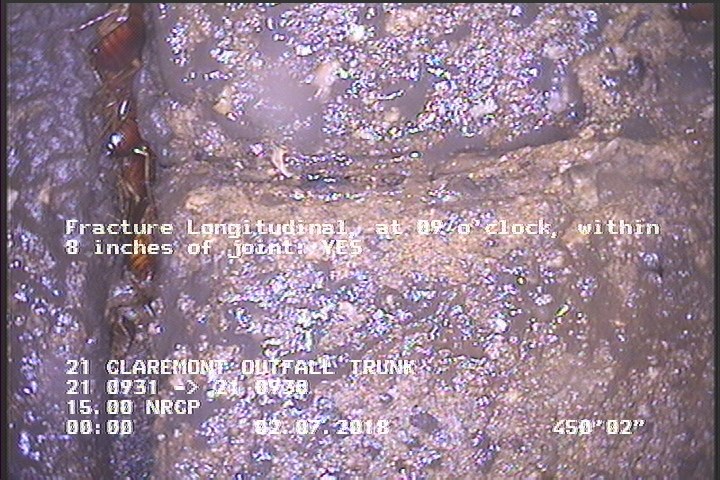 Fracture Longitudinal, at 09 o'clock, within 8 inches of joint: YES