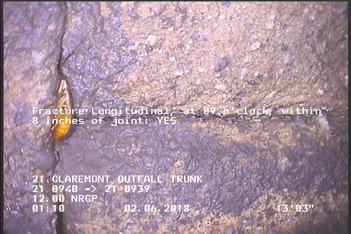 Fracture Longitudinal, at 09 o'clock, within 8 inches of joint: YES