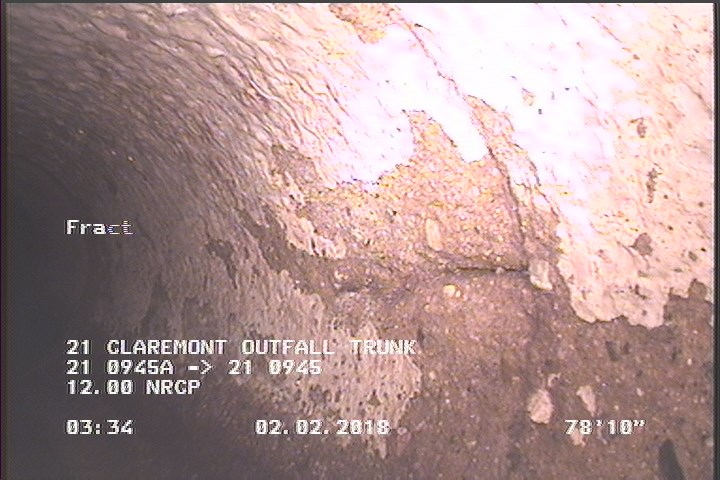 Fracture Longitudinal, at 03 o'clock, within 8 inches of joint: YES