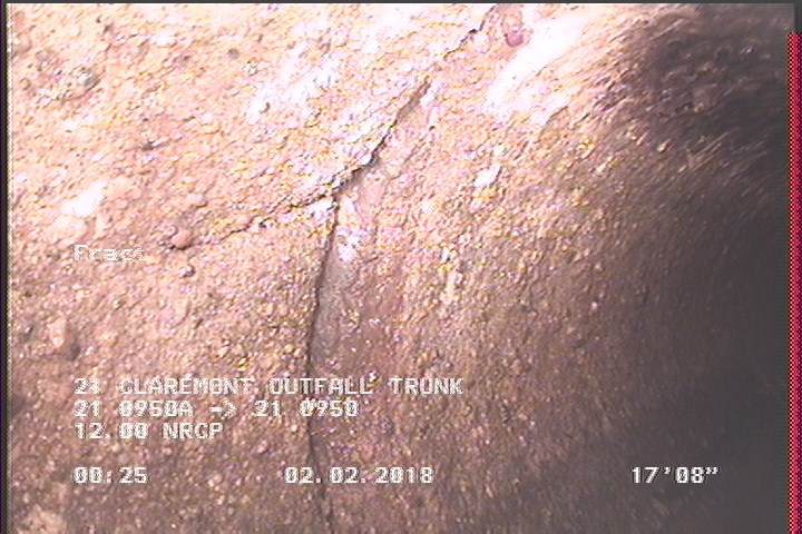 Fracture Longitudinal, at 09 o'clock, within 8 inches of joint: YES