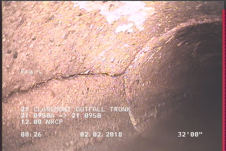 Fracture Longitudinal, at 09 o'clock, within 8 inches of joint: YES