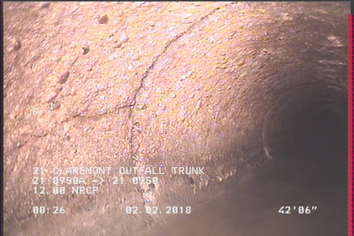 Fracture Longitudinal, at 09 o'clock, within 8 inches of joint: YES