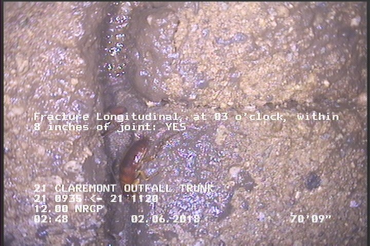 Fracture Longitudinal, at 03 o'clock, within 8 inches of joint: YES