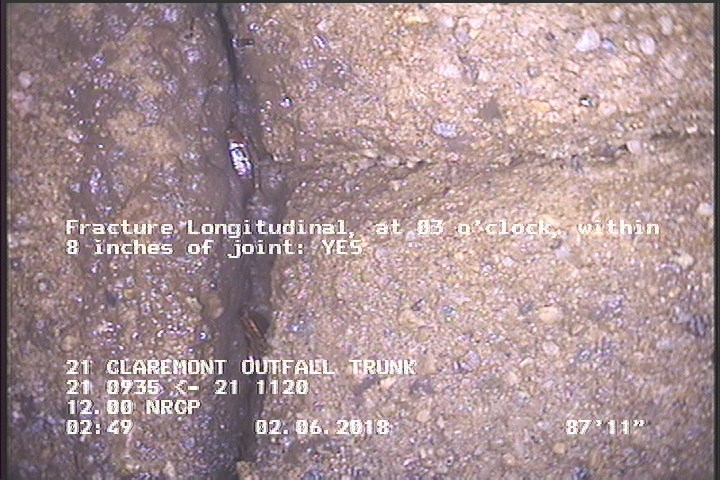 Fracture Longitudinal, at 03 o'clock, within 8 inches of joint: YES