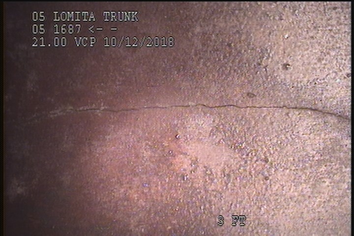 Fracture Longitudinal, at 12 o'clock, within 8 inches of joint: YES, - SLIGHT