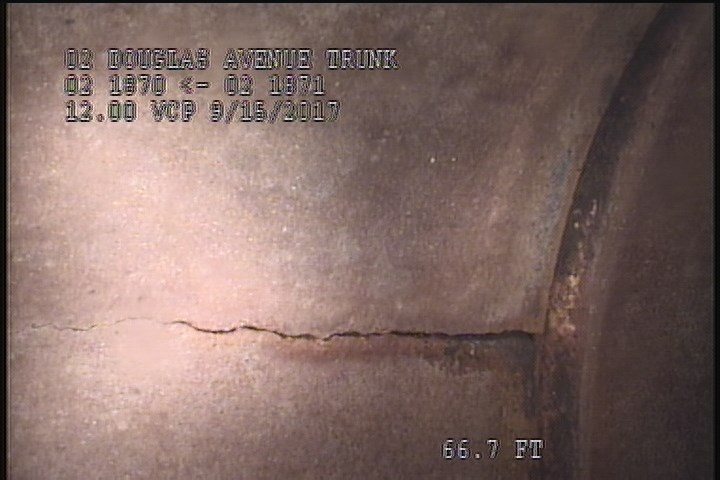 Fracture Longitudinal, at 09 o'clock, within 8 inches of joint: YES