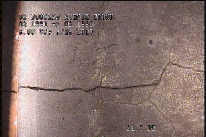 Fracture Longitudinal, at 12 o'clock, within 8 inches of joint: YES