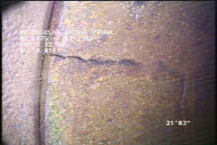 Fracture Multiple, from 08 to 11 o'clock, within 8 inches of joint: YES