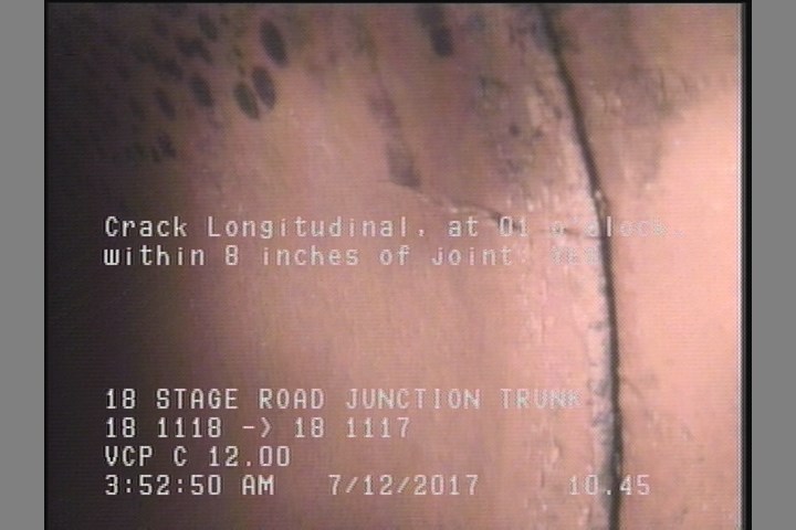 Crack Longitudinal, at 01 o'clock, within 8 inches of joint: YES