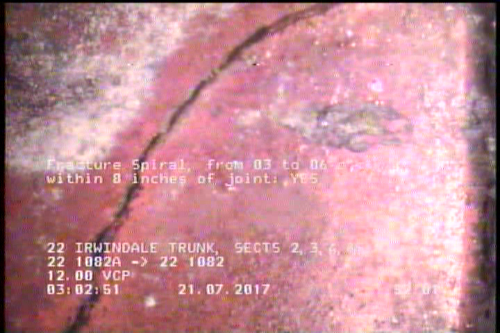 Fracture Spiral, from 03 to 06 o'clock, within 8 inches of joint: YES