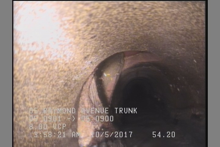 Tap Break-In Intruding, at 09 o'clock, -, -, within 8 inches of joint: NO, 6", 1"