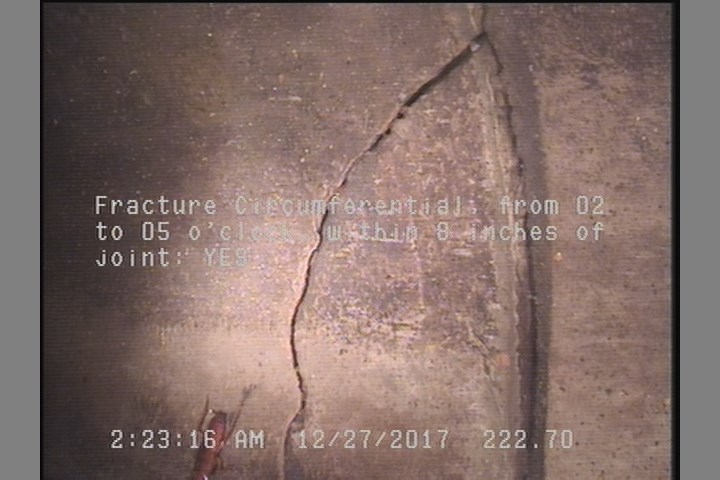 Fracture Circumferential, from 02 to 05 o'clock, within 8 inches of joint: YES