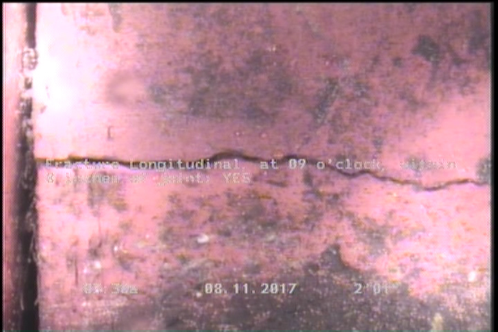 Fracture Longitudinal, at 09 o'clock, within 8 inches of joint: YES