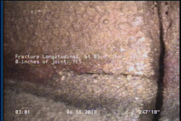 Fracture Longitudinal, at 03 o'clock, within 8 inches of joint: YES