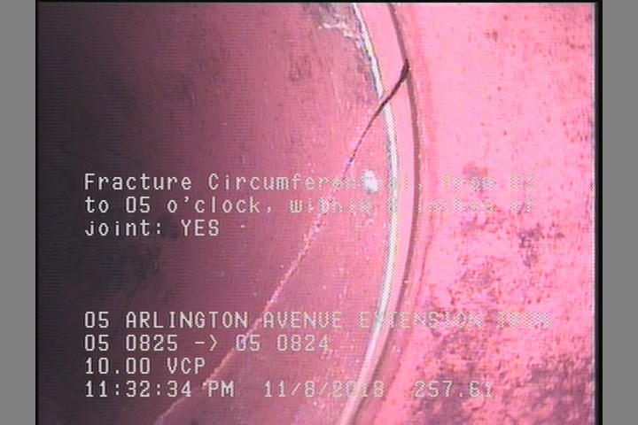 Fracture Circumferential, from 02 to 05 o'clock, within 8 inches of joint: YES