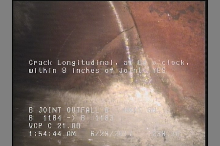Crack Longitudinal, at 04 o'clock, within 8 inches of joint: YES