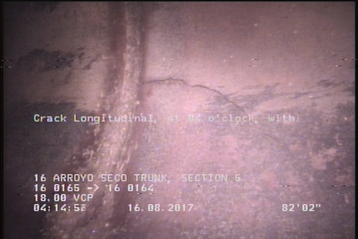 Crack Longitudinal, at 04 o'clock, within 8 inches of joint: YES