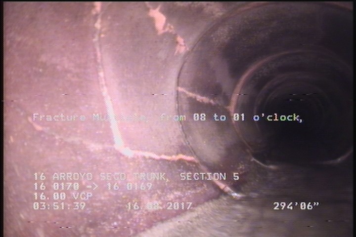 Fracture Multiple, from 08 to 01 o'clock, within 8 inches of joint: YES