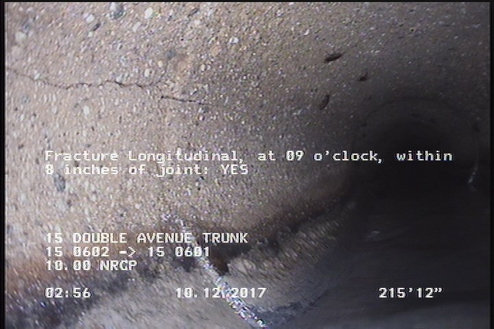 Fracture Longitudinal, at 09 o'clock, within 8 inches of joint: YES
