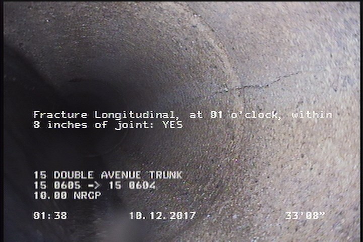 Fracture Longitudinal, at 01 o'clock, within 8 inches of joint: YES
