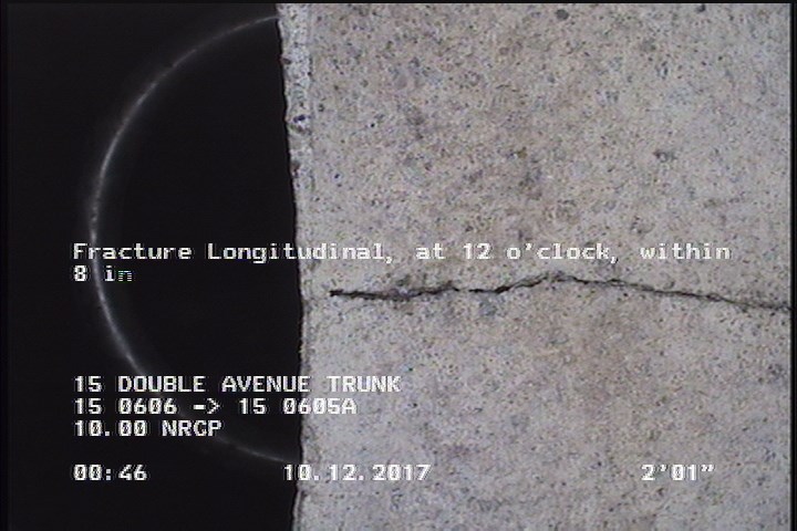 Fracture Longitudinal, at 12 o'clock, within 8 inches of joint: YES