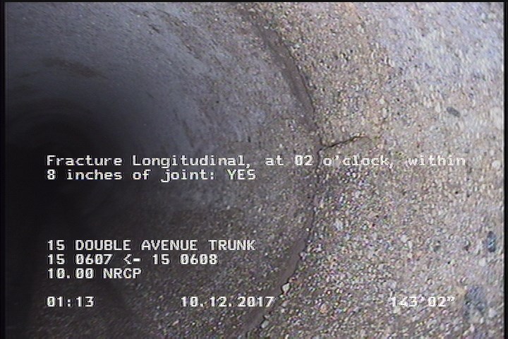 Fracture Longitudinal, at 02 o'clock, within 8 inches of joint: YES