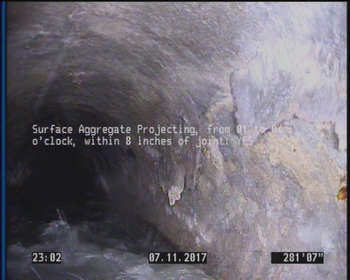 Surface Aggregate Projecting, from 01 to 04 o'clock, within 8 inches of joint: YES