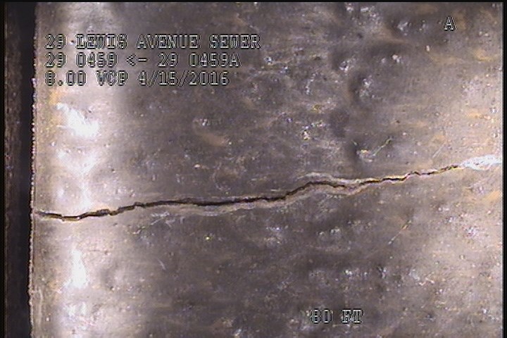 Fracture Longitudinal, at 02 o'clock, within 8 inches of joint: YES