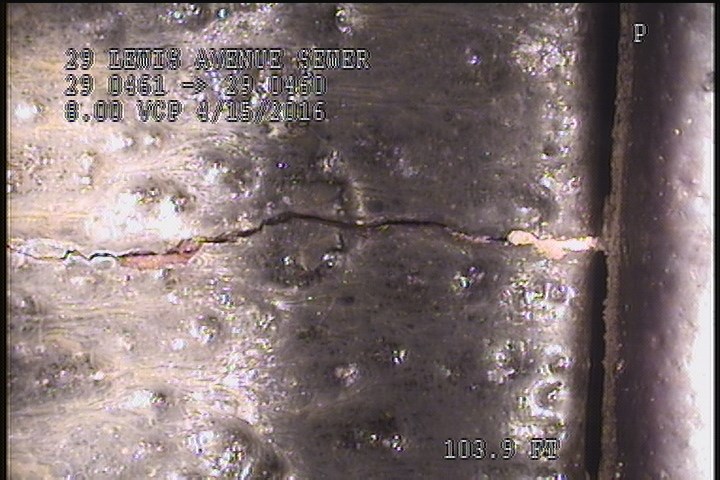 Fracture Longitudinal, at 11 o'clock, within 8 inches of joint: YES