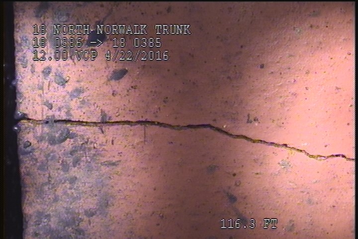 Fracture Longitudinal, at 10 o'clock, within 8 inches of joint: YES