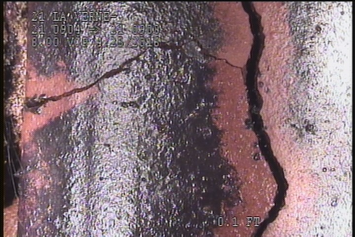 Fracture Circumferential, from 11 to 01 o'clock, within 8 inches of joint: YES - MODERATE