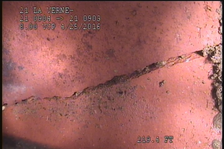 Fracture Circumferential, from 03 to 05 o'clock, within 8 inches of joint: YES - MODERATE