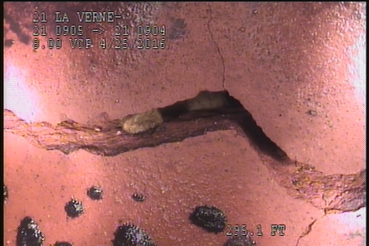 Broken Soil Visible, from 12 to 04 o'clock, within 8 inches of joint: YES - SEVERE FRACTURE