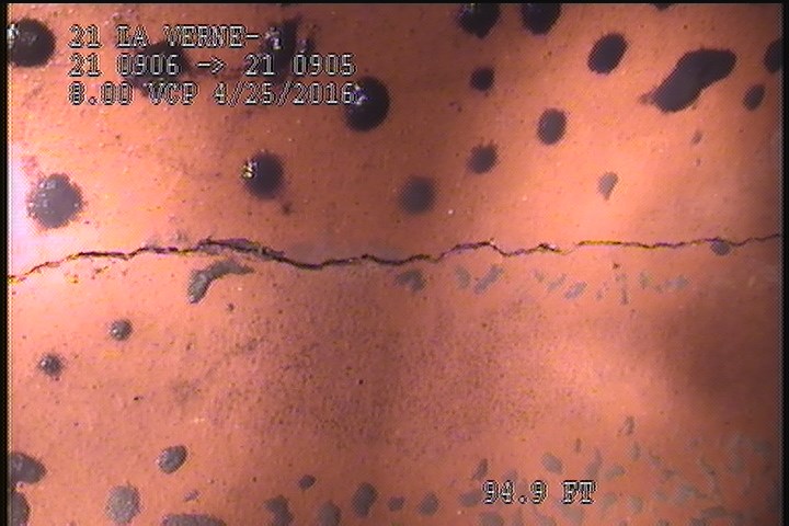Fracture Circumferential, from 07 to 09 o'clock, within 8 inches of joint: YES - SLIGHT