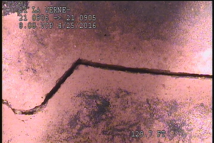 Fracture Circumferential, from 11 to 03 o'clock, within 8 inches of joint: YES - MODERATE -2' LONG