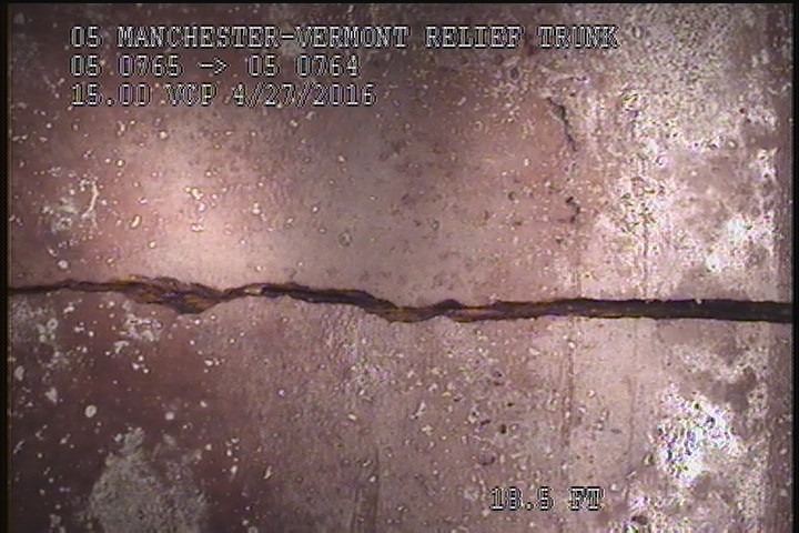Fracture Circumferential, from 09 to 12 o'clock, within 8 inches of joint: YES - MODERATE
