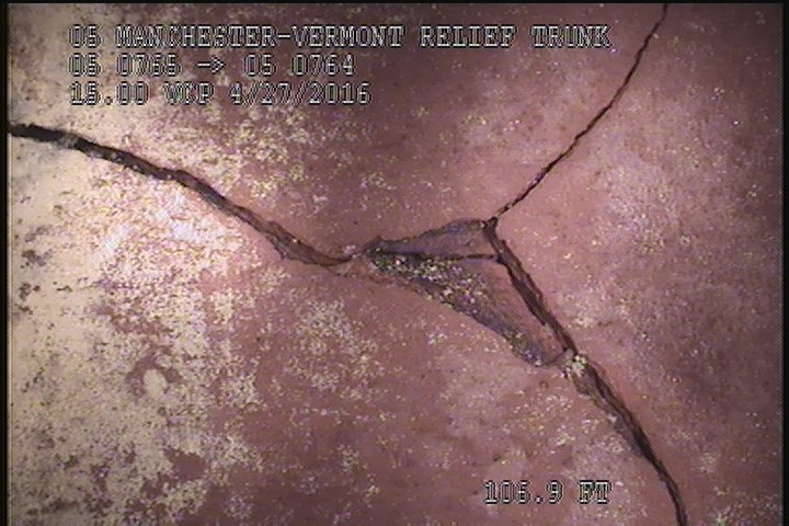 Fracture Circumferential, from 07 to 12 o'clock, within 8 inches of joint: YES - MODRATE