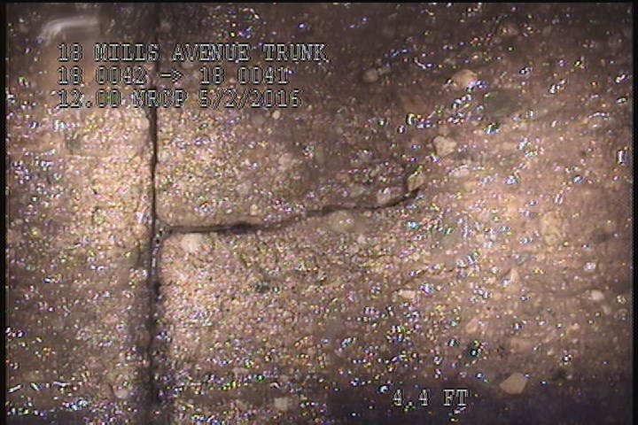 Fracture Longitudinal, at 08 o'clock, within 8 inches of joint: YES