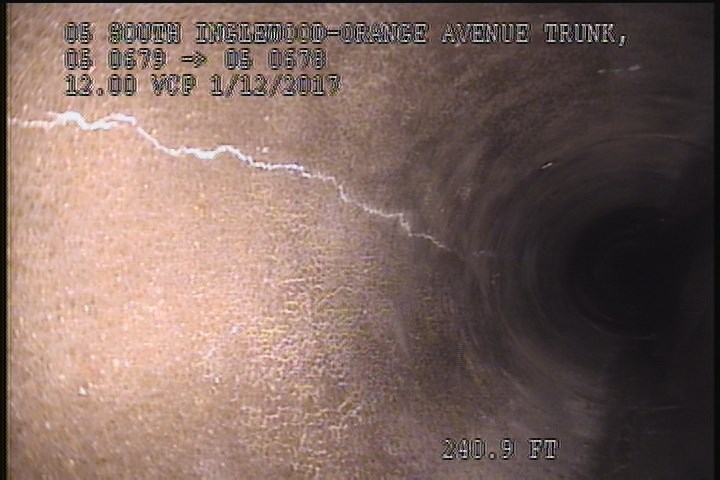 Fracture Longitudinal, at 12 o'clock, within 8 inches of joint: YES, Start - HAIRLINE