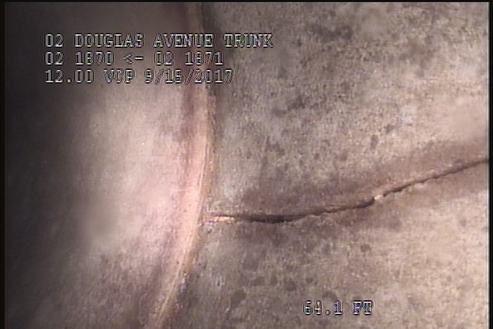 Fracture Longitudinal, at 12 o'clock, within 8 inches of joint: YES
