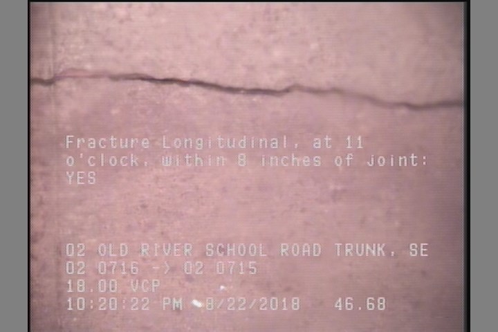 Fracture Longitudinal, at 11 o'clock, within 8 inches of joint: YES