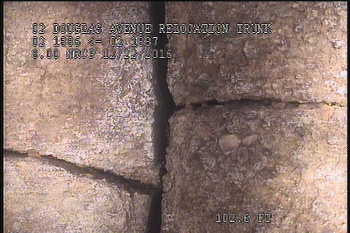 Fracture Multiple, from 01 to 02 o'clock, within 8 inches of joint: YES
