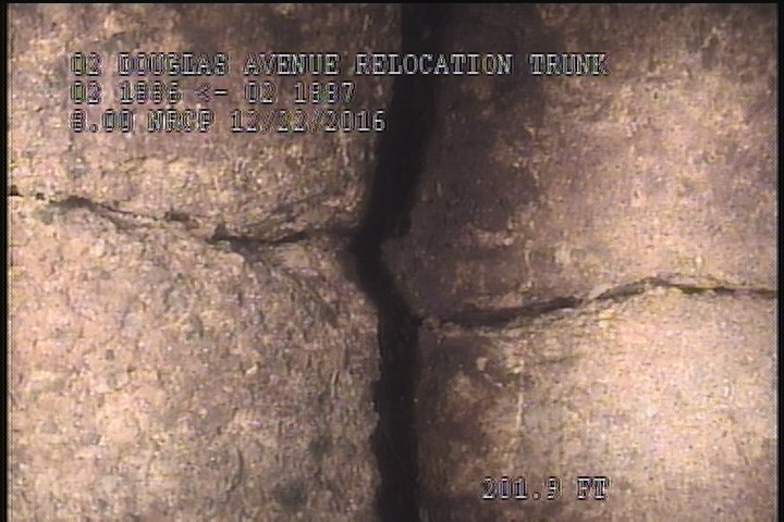 Fracture Multiple, from 12 to 02 o'clock, within 8 inches of joint: YES