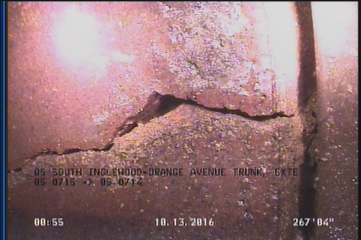Fracture Longitudinal, at 04 o'clock, within 8 inches of joint: YES