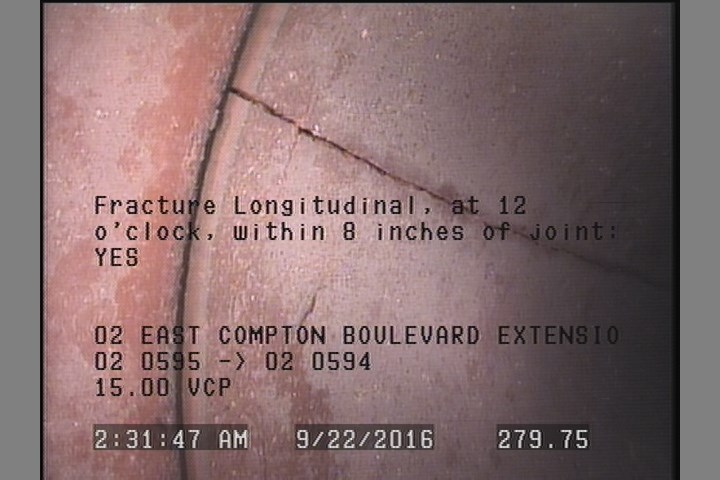 Fracture Longitudinal, at 12 o'clock, within 8 inches of joint: YES