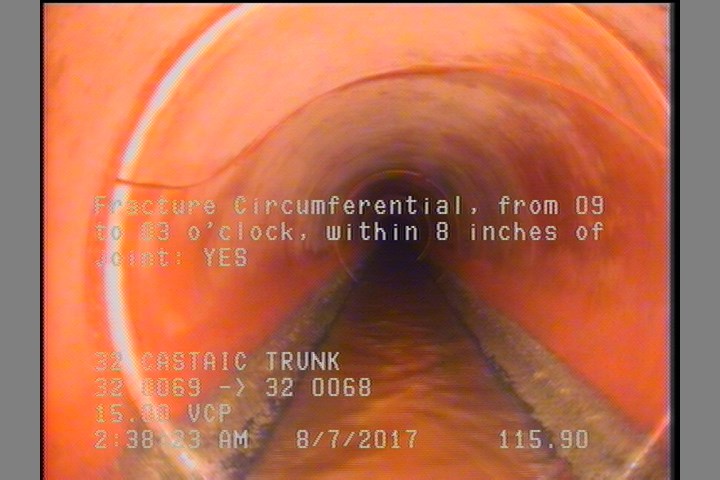 Fracture Circumferential, from 09 to 03 o'clock, within 8 inches of joint: YES