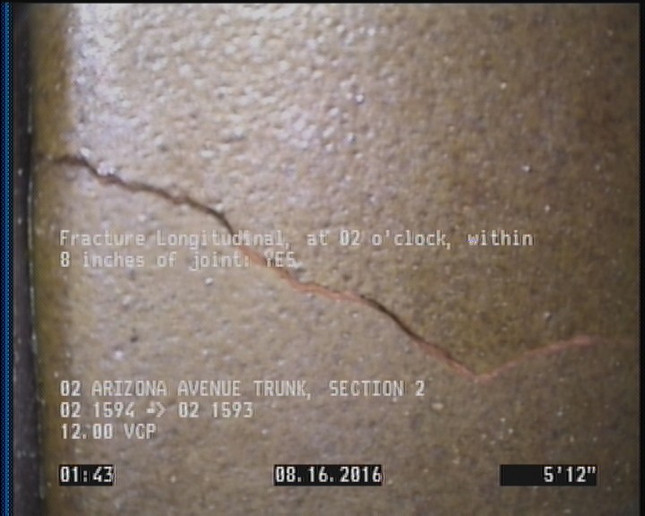 Fracture Longitudinal, at 02 o'clock, within 8 inches of joint: YES