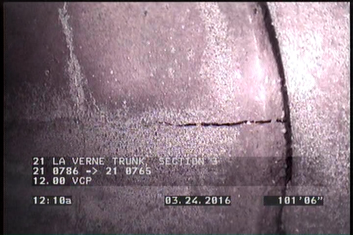 Fracture Longitudinal, at 03 o'clock, within 8 inches of joint: YES