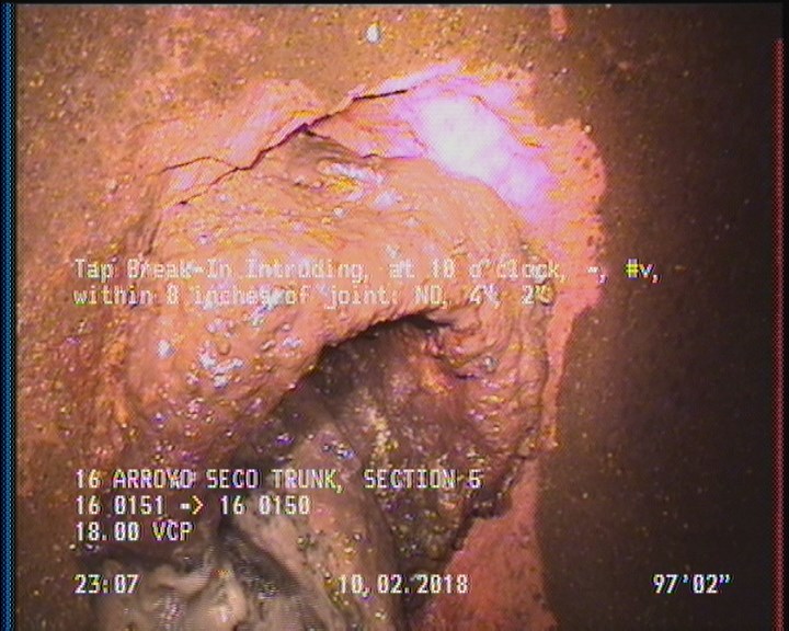 Tap Break-In Intruding, at 10 o'clock, -, #v, within 8 inches of joint: NO, 4", 2"
